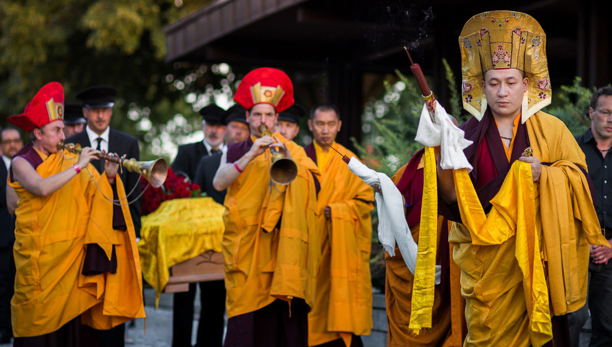 Abschiedszeremonie für Kunzig Shamar Rinpoche - S.H. der 17. Karmapa geleitet Kunzig Shamar Rinpoche zurück nach Asien
